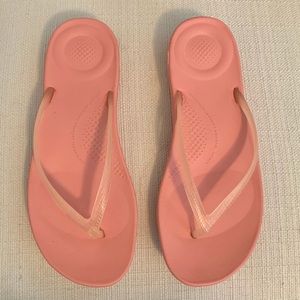 NWT / NIB FitFlop Iqushion Transparent Corralina Flip-flops sz 9 pink